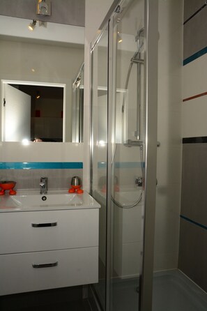 Apartment (Turkusowy) | Badezimmer | Dusche, Haartrockner, Handtücher, Toilettenpapier