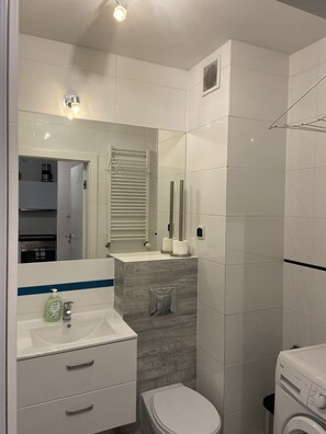 Apartment (Baltycki) | Bathroom | Shower, hair dryer, towels, toilet paper - Sun&Relax Apartamenty Bursztynowe (Kolobrzeg)
