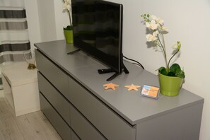 Apartamento (Bursztynowy) | Zona de estar | Una televisión de pantalla plana