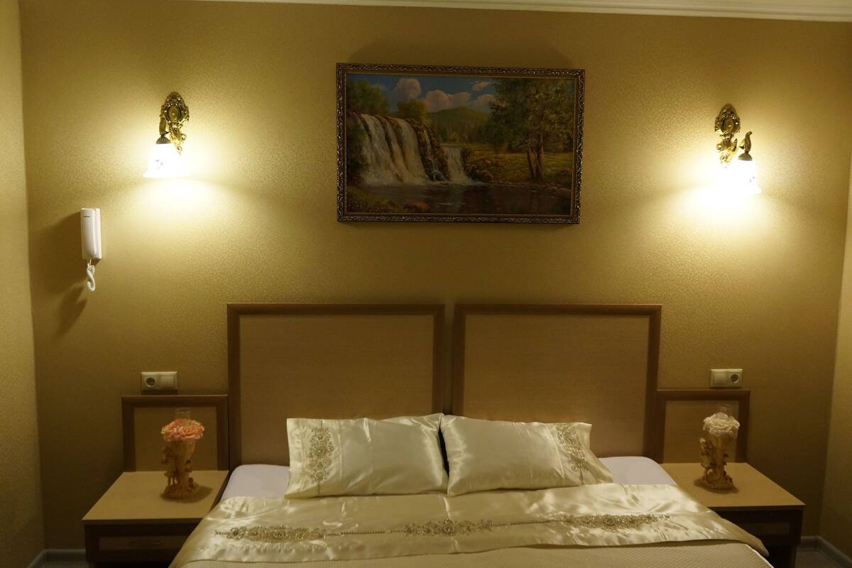 Premium bedding, minibar, desk, soundproofing