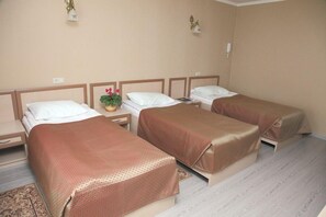 Habitación triple estándar | Ropa de cama de alta calidad y insonorización 