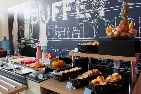 Daily buffet breakfast (BRL 14.99 per person) - ibis budget Muriae (Muriae)