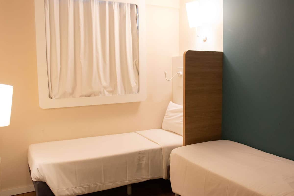 Apartamento estándar, 2 camas individuales | Escritorio, sistema de insonorización, tabla de planchar con plancha