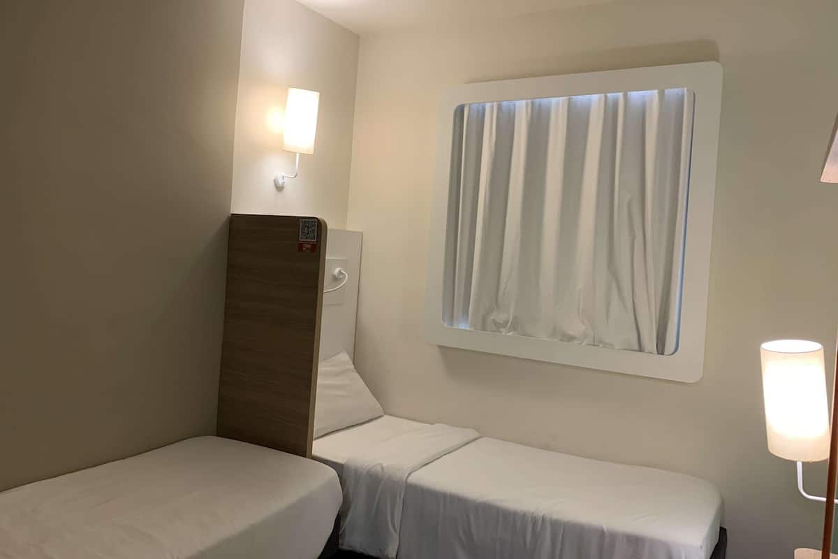 Căn hộ Tiêu chuẩn, 2 giường đơn | Bàn, phòng cách âm, bàn ủi/dụng cụ ủi quần áo