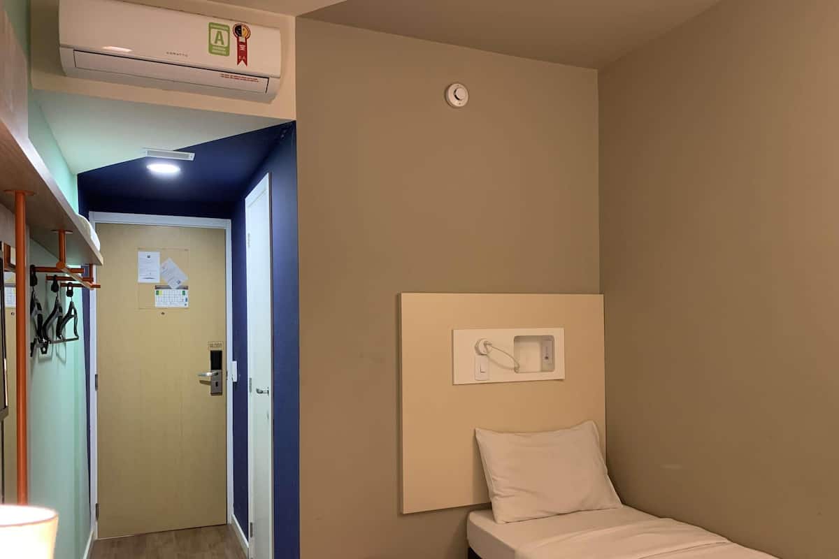 Standard Apartment, 2 Twin Beds | Desk, soundproofing, iron/ironing board, free WiFi