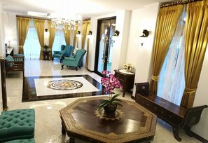 Lobby sitting area - The Velvet Orchid (Chiang Mai)