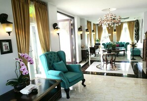 Lobby sitting area - The Velvet Orchid (Chiang Mai)