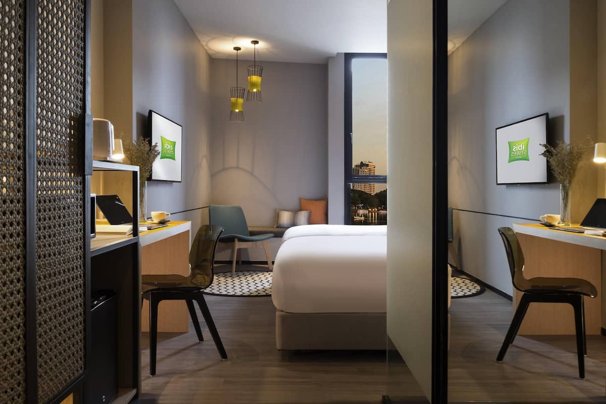 Zimmersafe, Schreibtisch, laptopgeeigneter Arbeitsplatz