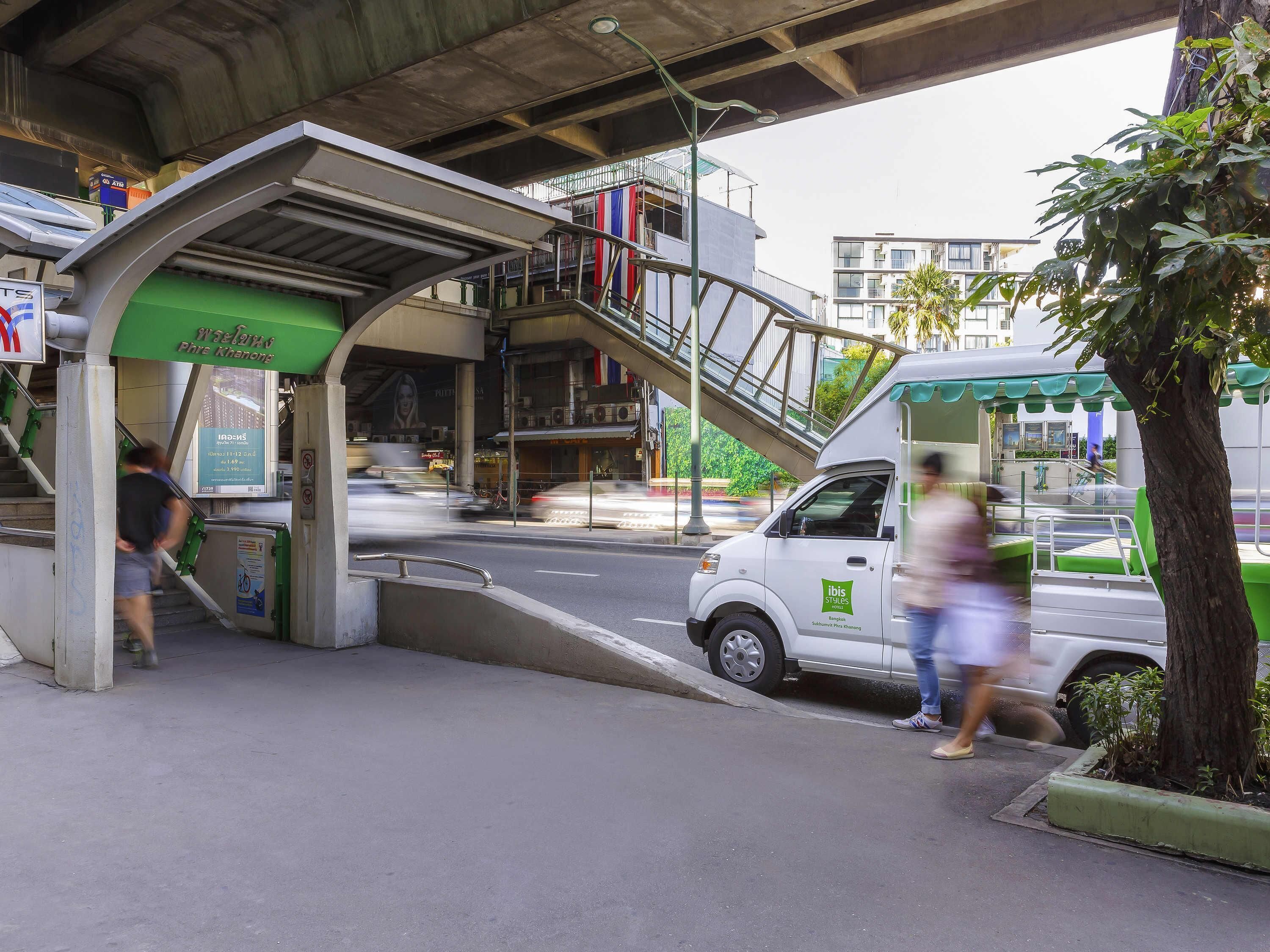 Un arrêt de bus doté d’un abri, d’un escalier et d’un passage piétonnier.