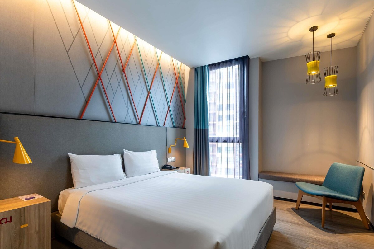 Kamar Double Standar, 1 Tempat Tidur Double | Brankas, meja kerja, ruang kerja ramah laptop, dan tirai kedap cahaya