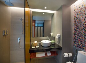 Regadera, amenidades de baño ecológicas, secadora de cabello, toallas 