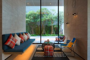 Lobby sitting area - ibis Styles Bangkok Sukhumvit Phra Khanong (Bangkok)