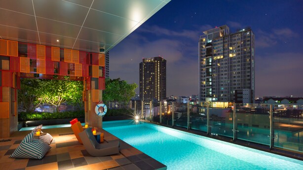 A rooftop infinity pool with a city view, modern seating, and a glass railing. - ibis Styles Bangkok Sukhumvit Phra Khanong (Bangkok)
