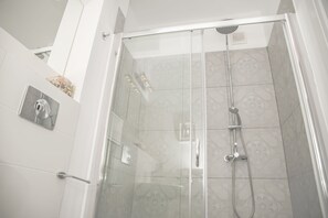 Comfort appartement, 1 queensize bed met slaapbank, niet-roken | Badkamer met douche