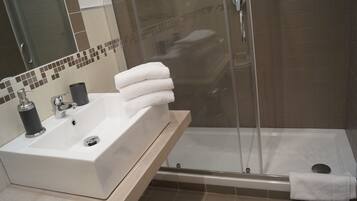 Dreibettzimmer, mit Bad | Badezimmer | Dusche, Regendusche, kostenlose Toilettenartikel, Haartrockner