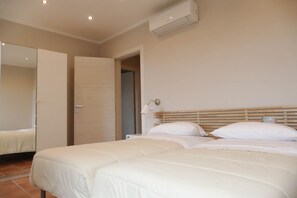 Habitación con 2 camas individuales, baño privado | 1 habitación, escritorio, tabla de planchar con plancha y wifi gratis 