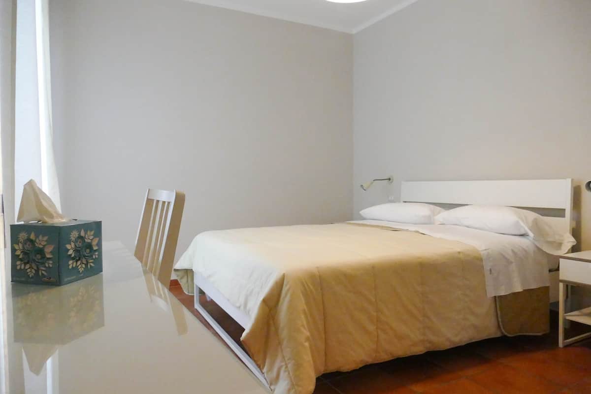 1 habitación, escritorio, tabla de planchar con plancha y wifi gratis