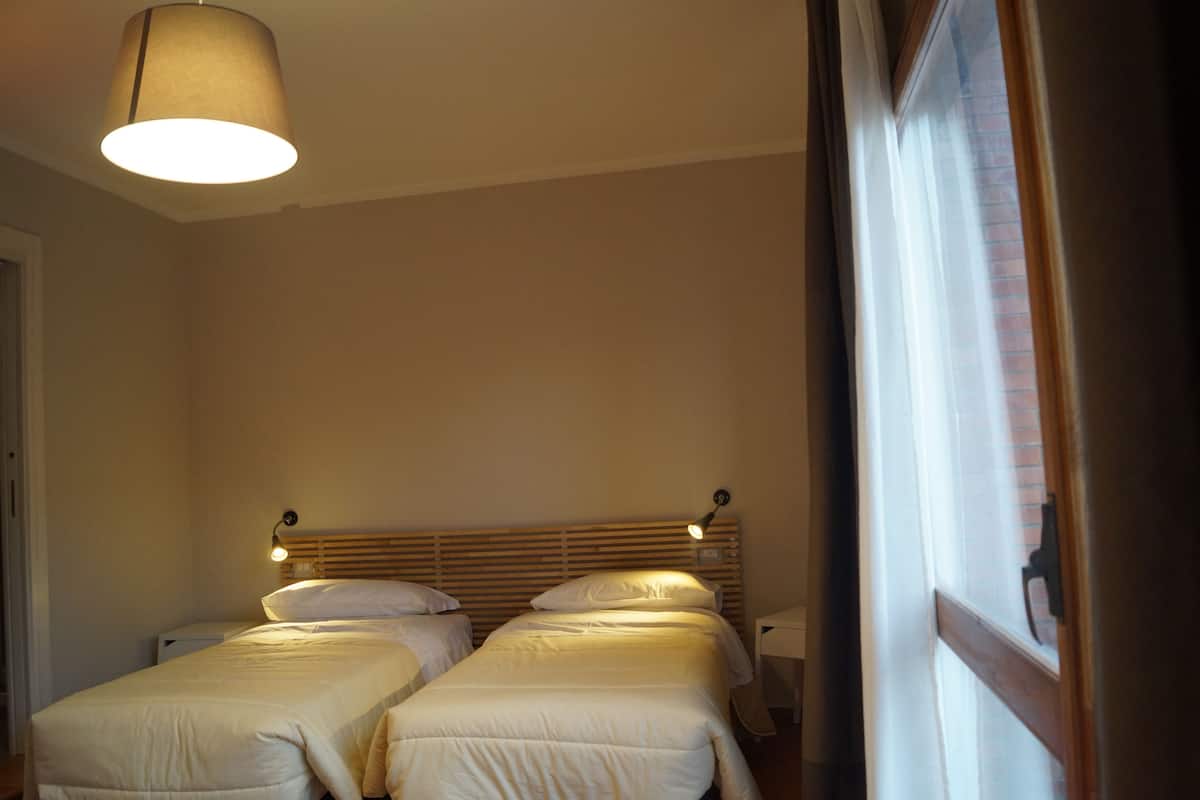 1 habitación, escritorio, tabla de planchar con plancha y wifi gratis
