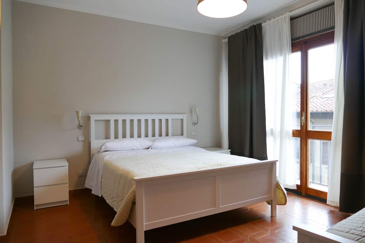 1 habitación, escritorio, tabla de planchar con plancha y wifi gratis