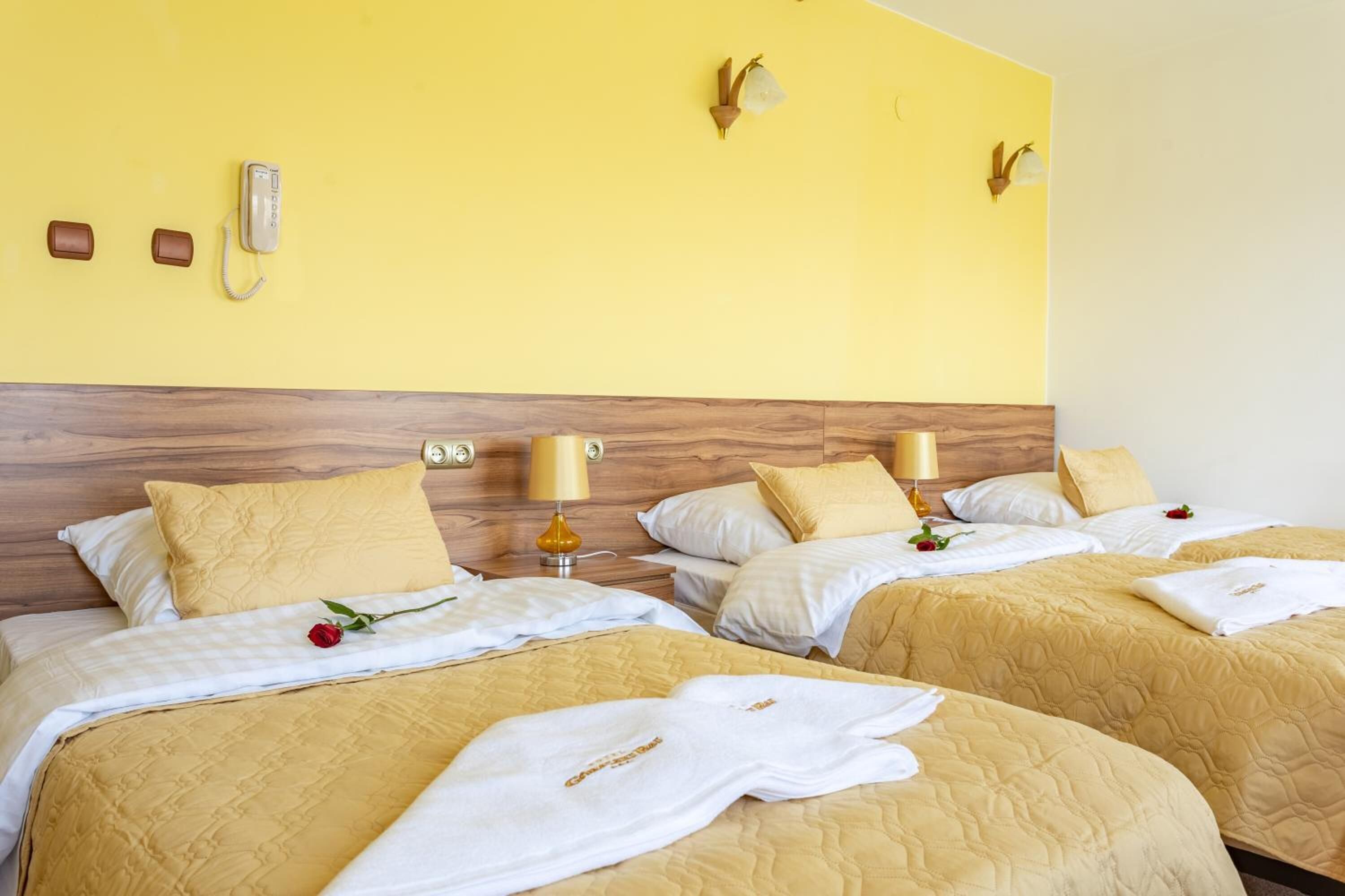 Een minibar, een kluis op de kamer, een bureau