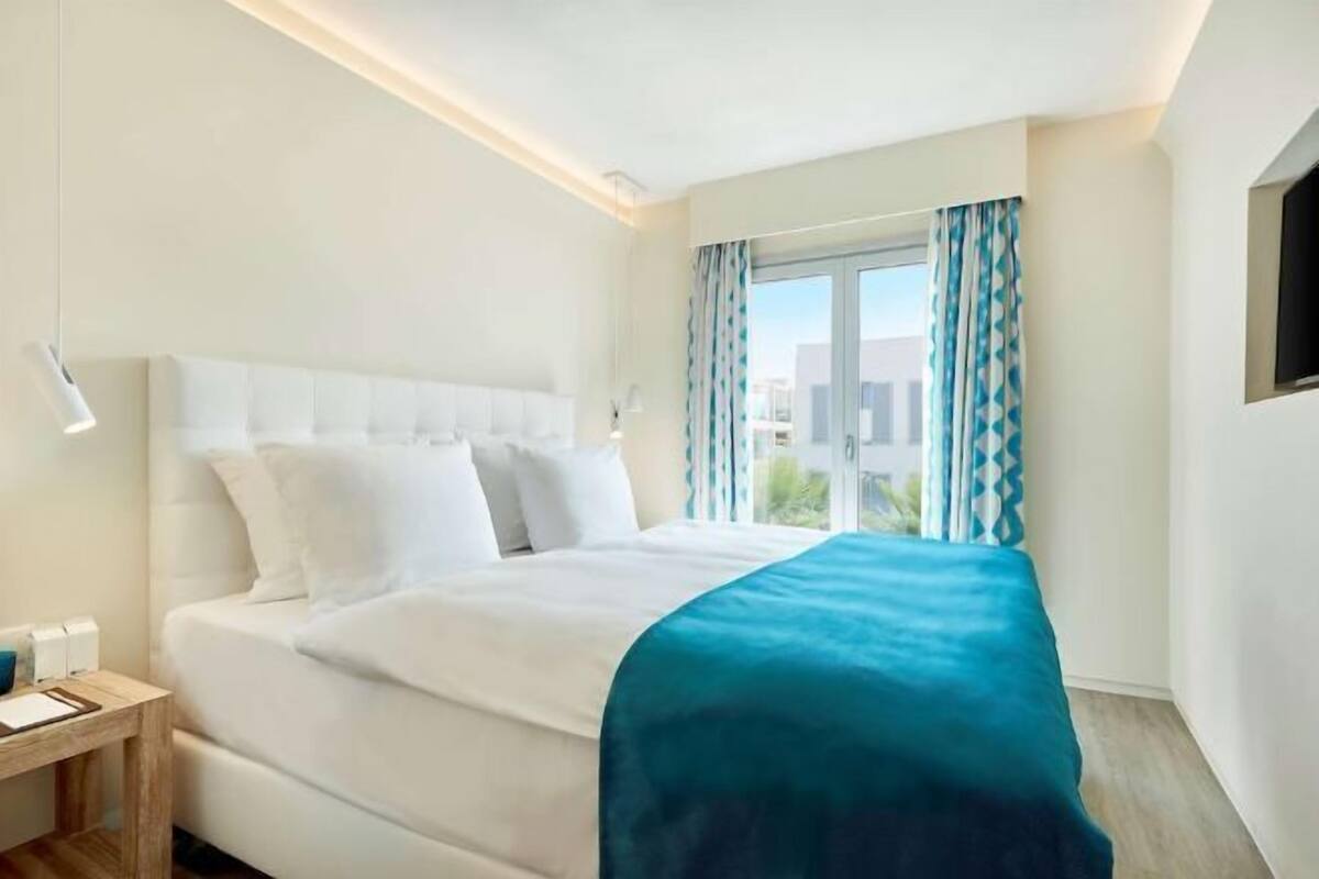 Hypo-allergenic bedding, down comforters, minibar, in-room safe