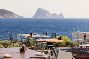 3 restaurants, breakfast, lunch, dinner served; Fusion cuisine