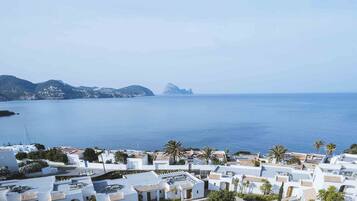 Seasonal outdoor pool, pool cabanas (surcharge), pool umbrellas