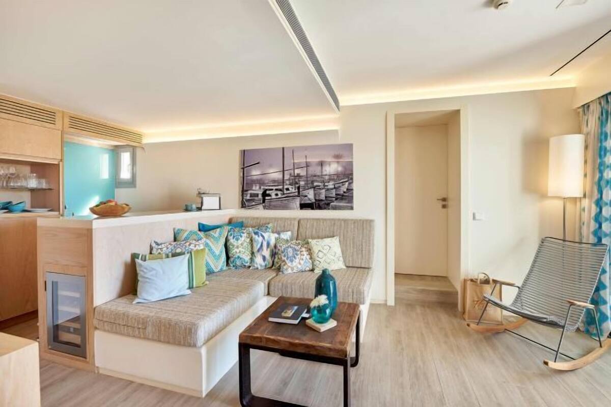 Living area | Flat-screen TV, iPod dock, toys, MP3 dock