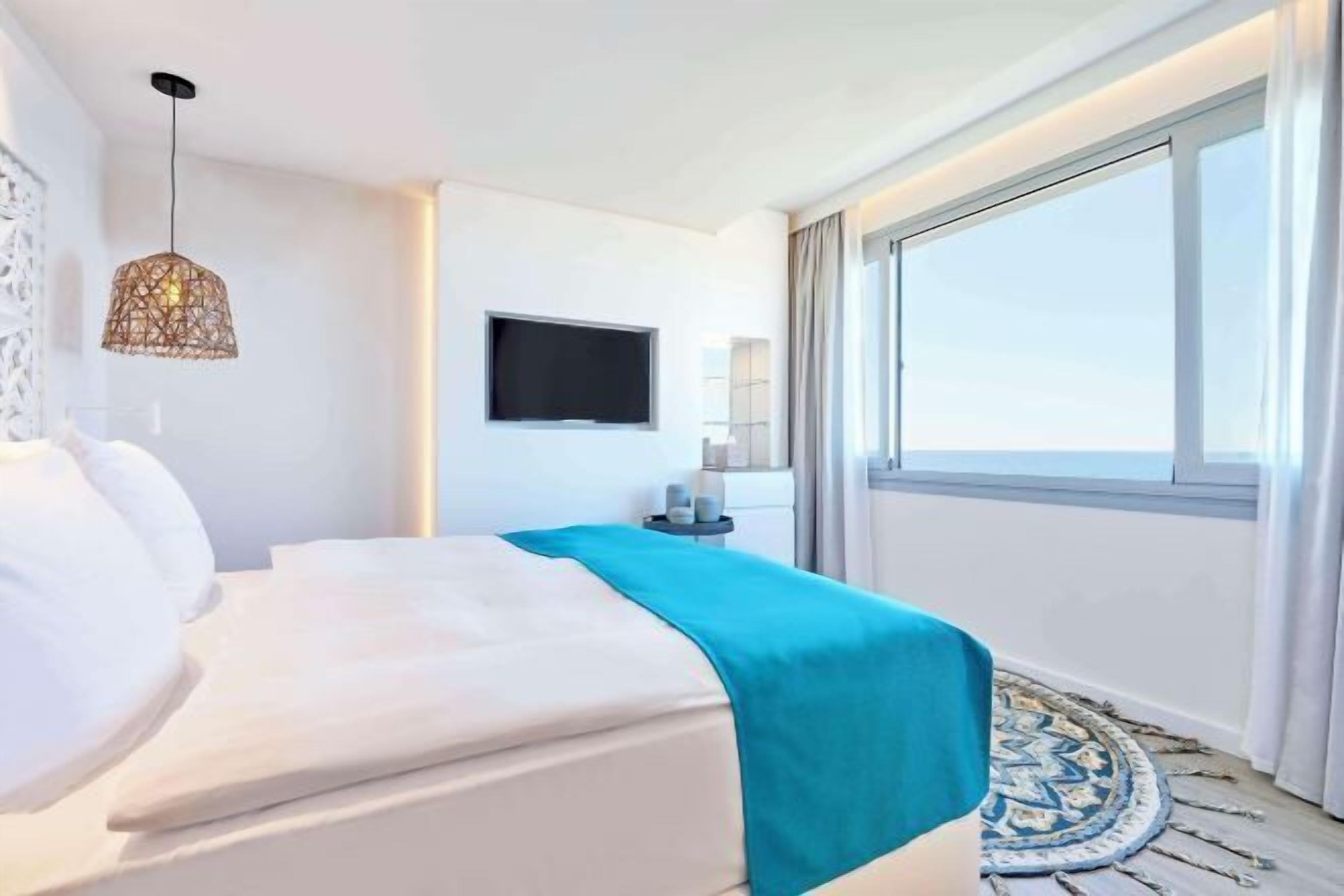 Hypo-allergenic bedding, down comforters, minibar, in-room safe