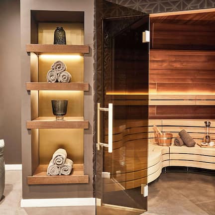 Salas de tratamiento para parejas, sauna y tina de hidromasaje