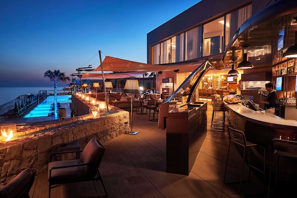 3 restaurants, breakfast, lunch, dinner served; Fusion cuisine