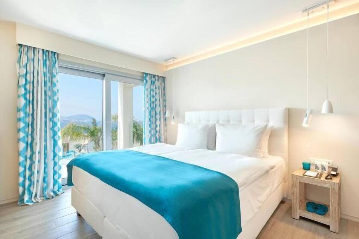 Hypo-allergenic bedding, down comforters, minibar, in-room safe