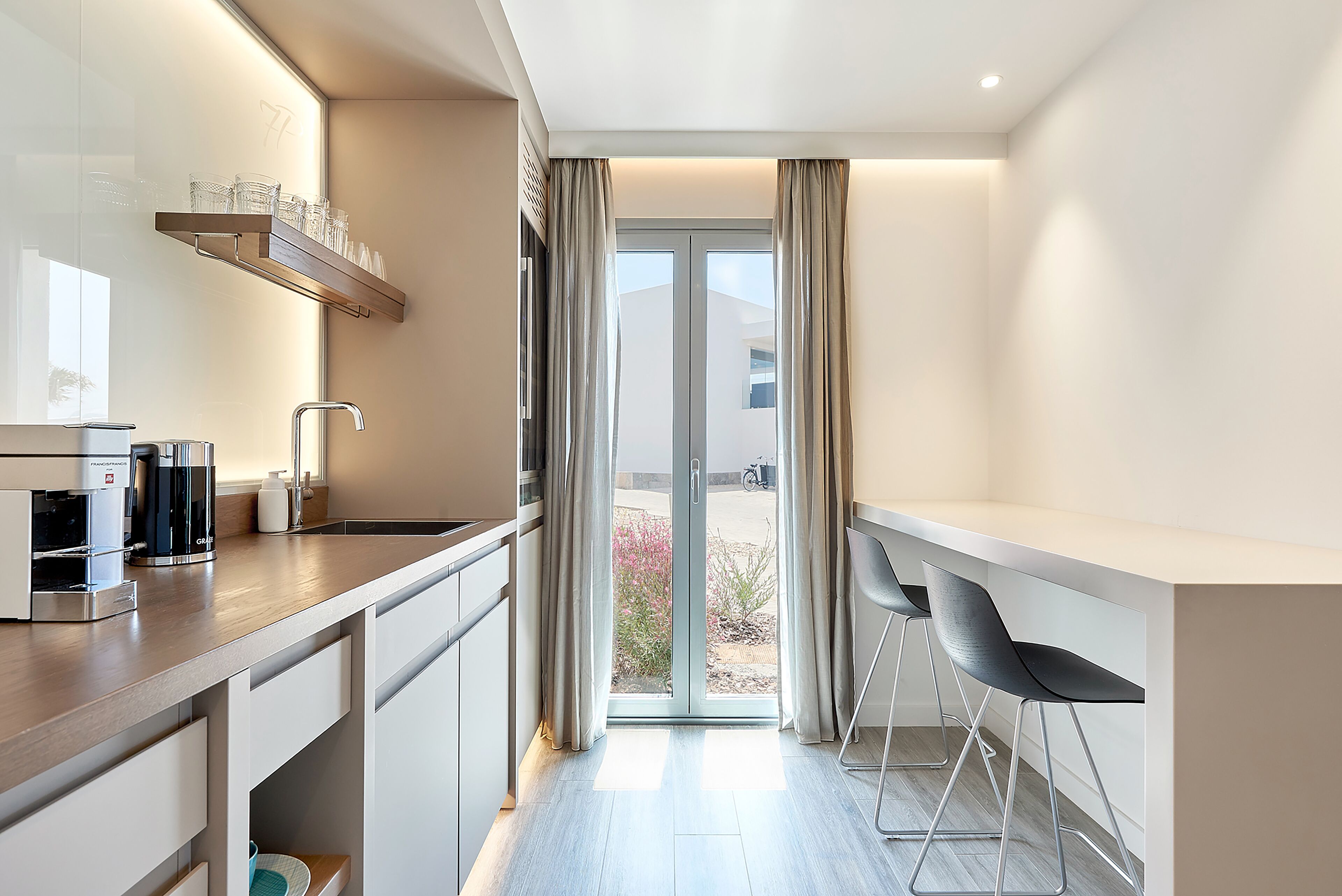 duplex, sea view (cliff suite) | dining room