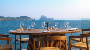 3 ห้องอาหาร, บริการอาหารเช้า อาหารกลางวัน อาหารเย็น และบรันช์
