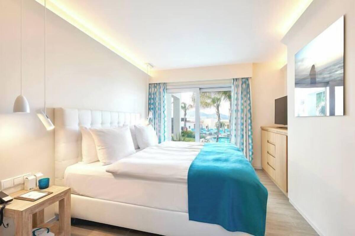 Hypo-allergenic bedding, down comforters, minibar, in-room safe