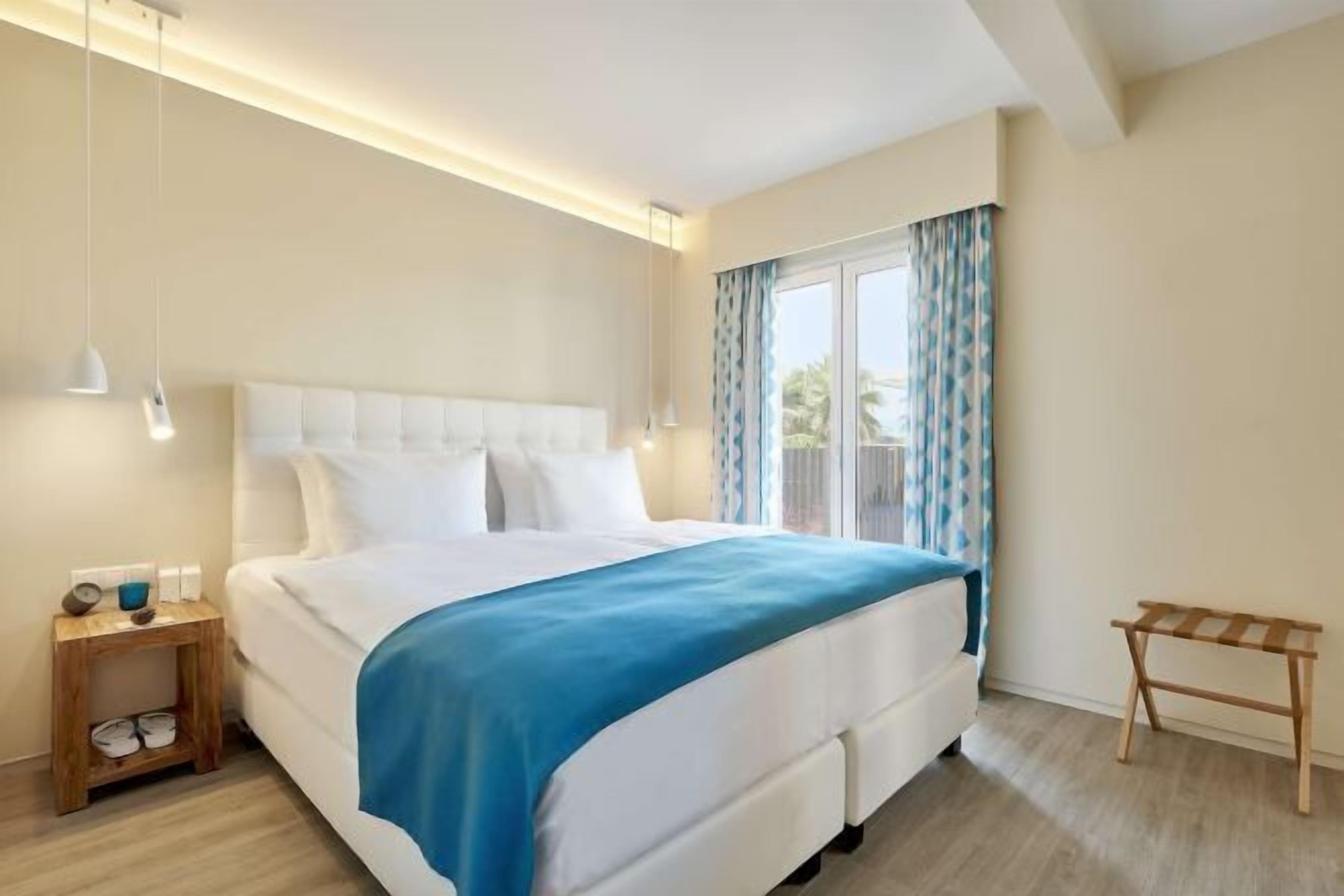 Hypo-allergenic bedding, down comforters, minibar, in-room safe