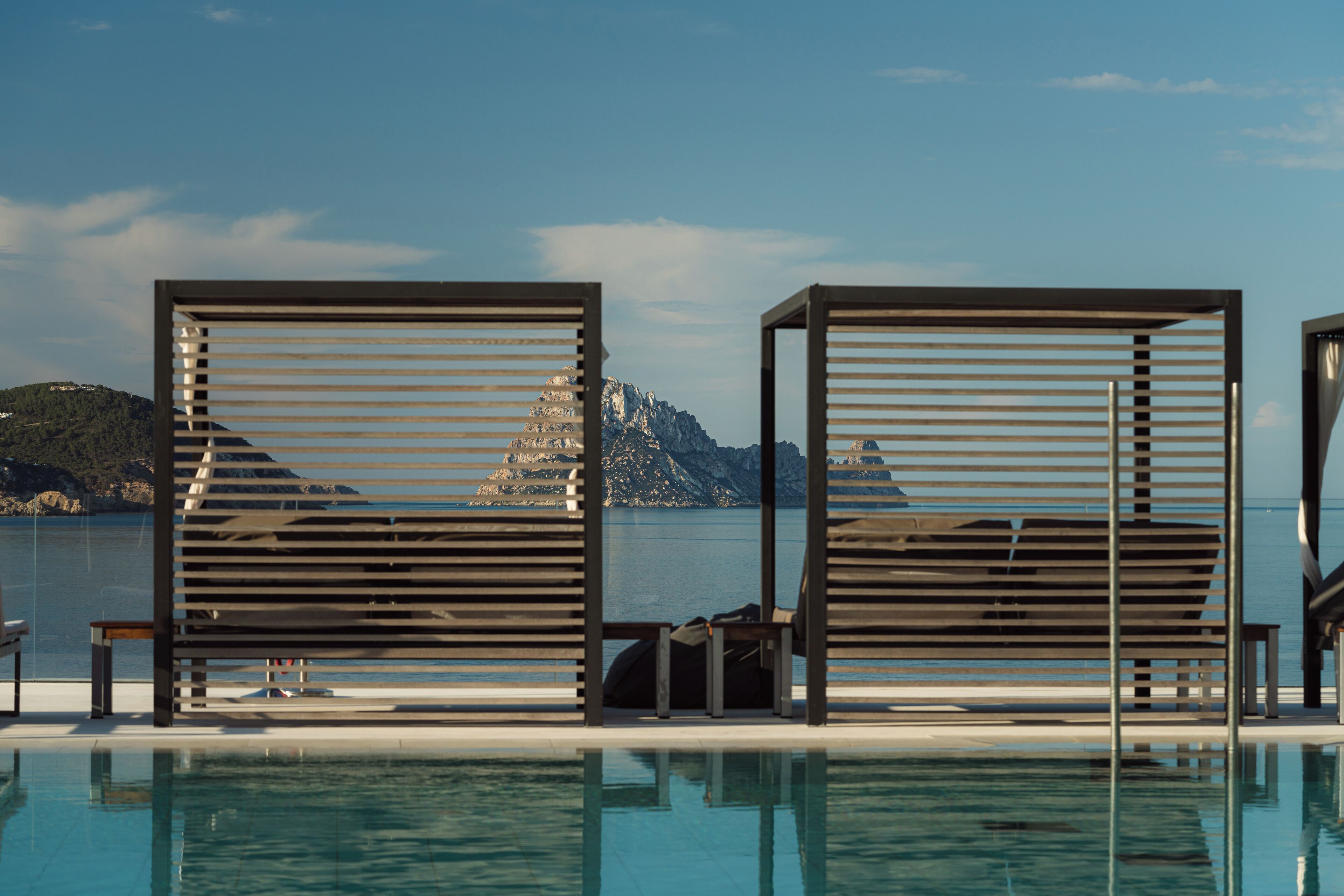 Una piscina al aire libre de temporada, cabañas de piscina (de pago)