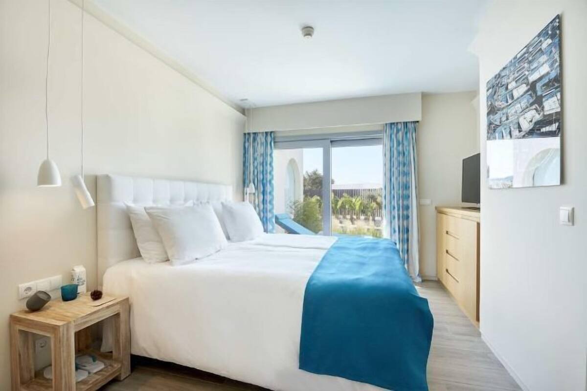 Hypo-allergenic bedding, down comforters, minibar, in-room safe