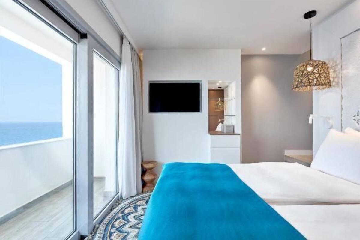 Hypo-allergenic bedding, down comforters, minibar, in-room safe