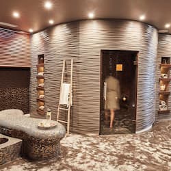 Salas de tratamiento para parejas, un sauna, una bañera de hidromasaje