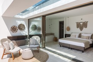 Grand Villa | Hypo-allergenic bedding, down comforters, minibar, in-room safe