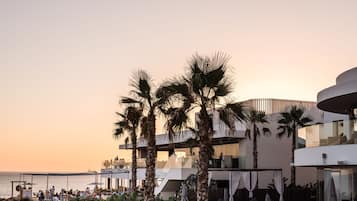3 restaurants; ze serveren er ontbijt, lunch, diner en brunch