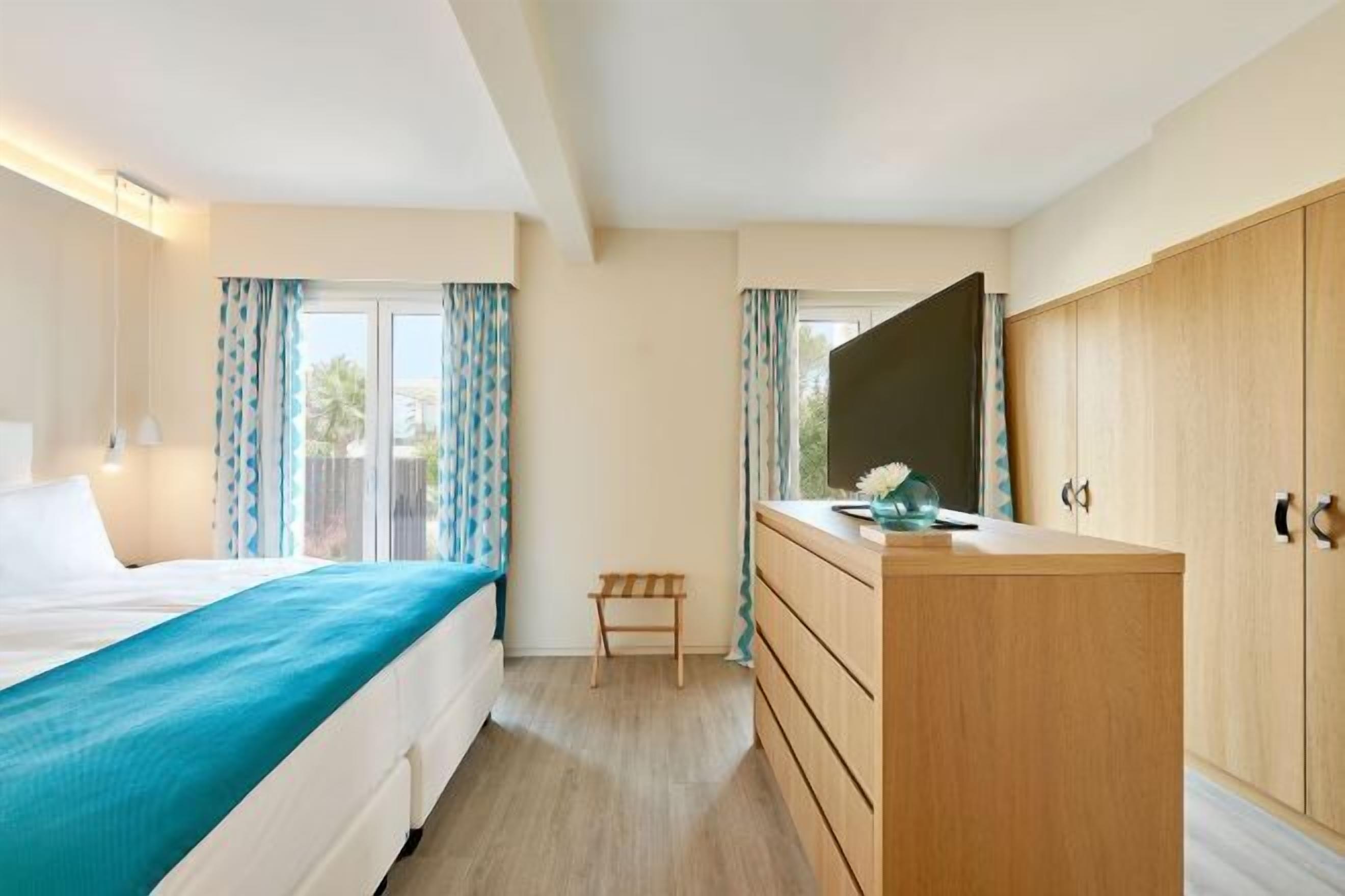 Hypo-allergenic bedding, down comforters, minibar, in-room safe