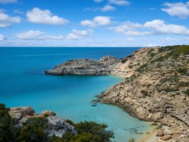 Una playa cerca, paseos en botes a motor