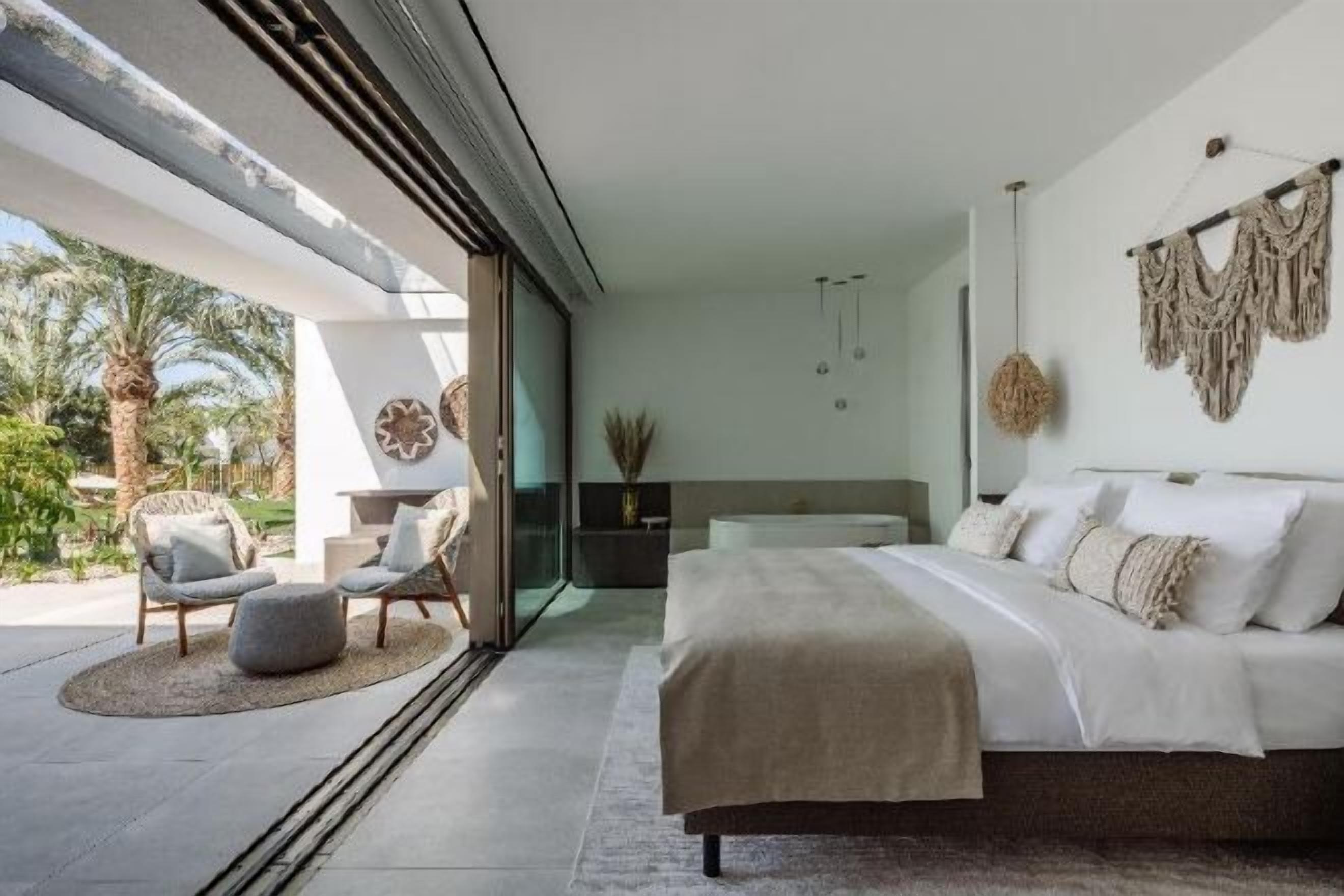 Allergitestet sengetøy, dundyner, minibar og safe på rommet