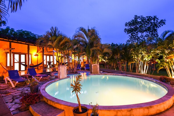 Piscina externa, espreguiçadeiras