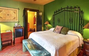 Basic Suite, 1 King Bed, City View, Beachside | 1 bedroom, premium bedding, minibar, in-room safe - Suite Kary J (Mazatlán)