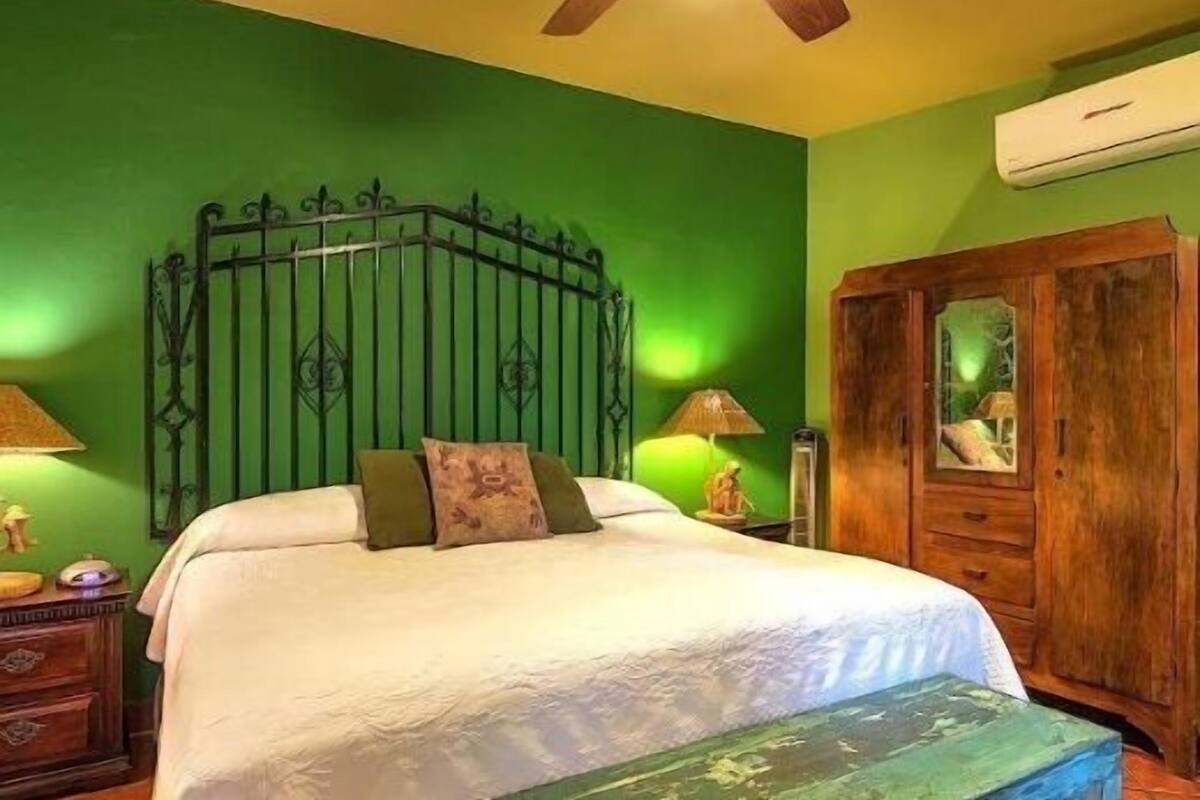 Suite básica, 1 cama King size, vista a la ciudad, junto a la playa | 1 habitación, ropa de cama de alta calidad y minibar