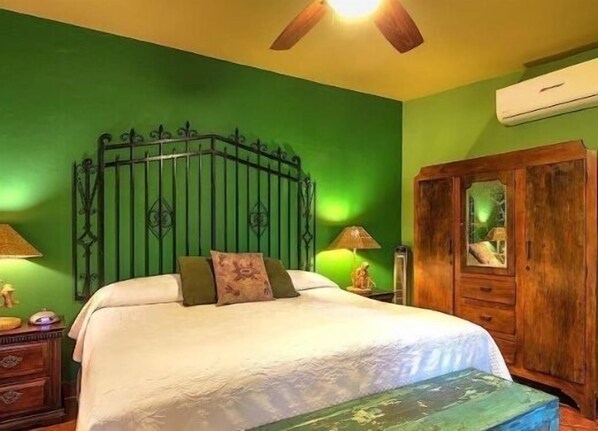 Basic Suite, 1 King Bed, City View, Beachside | 1 bedroom, premium bedding, minibar, in-room safe - Suite Kary J (Mazatlán)