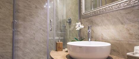 Double Room | Bathroom | Shower, towels